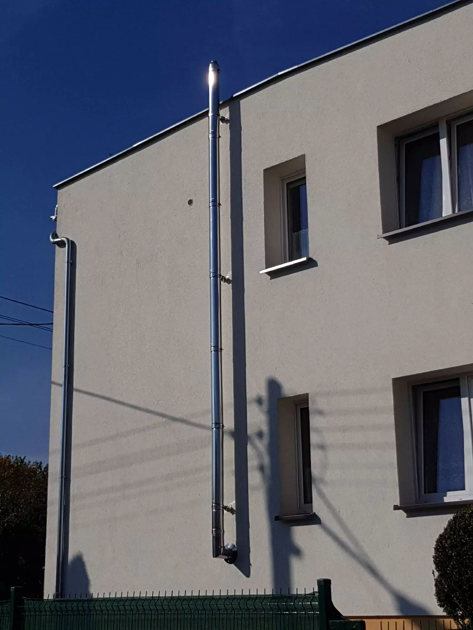 Kompletny system komina dwuściennego na elewacji