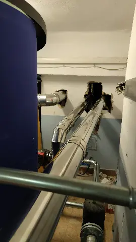 Wkład kominowy ze stali nierdzewnej instalowany w starym kominie z cegły