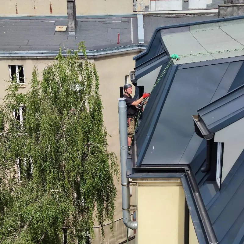 Zbliżenie na sprzęt alpinistyczny używany podczas montażu